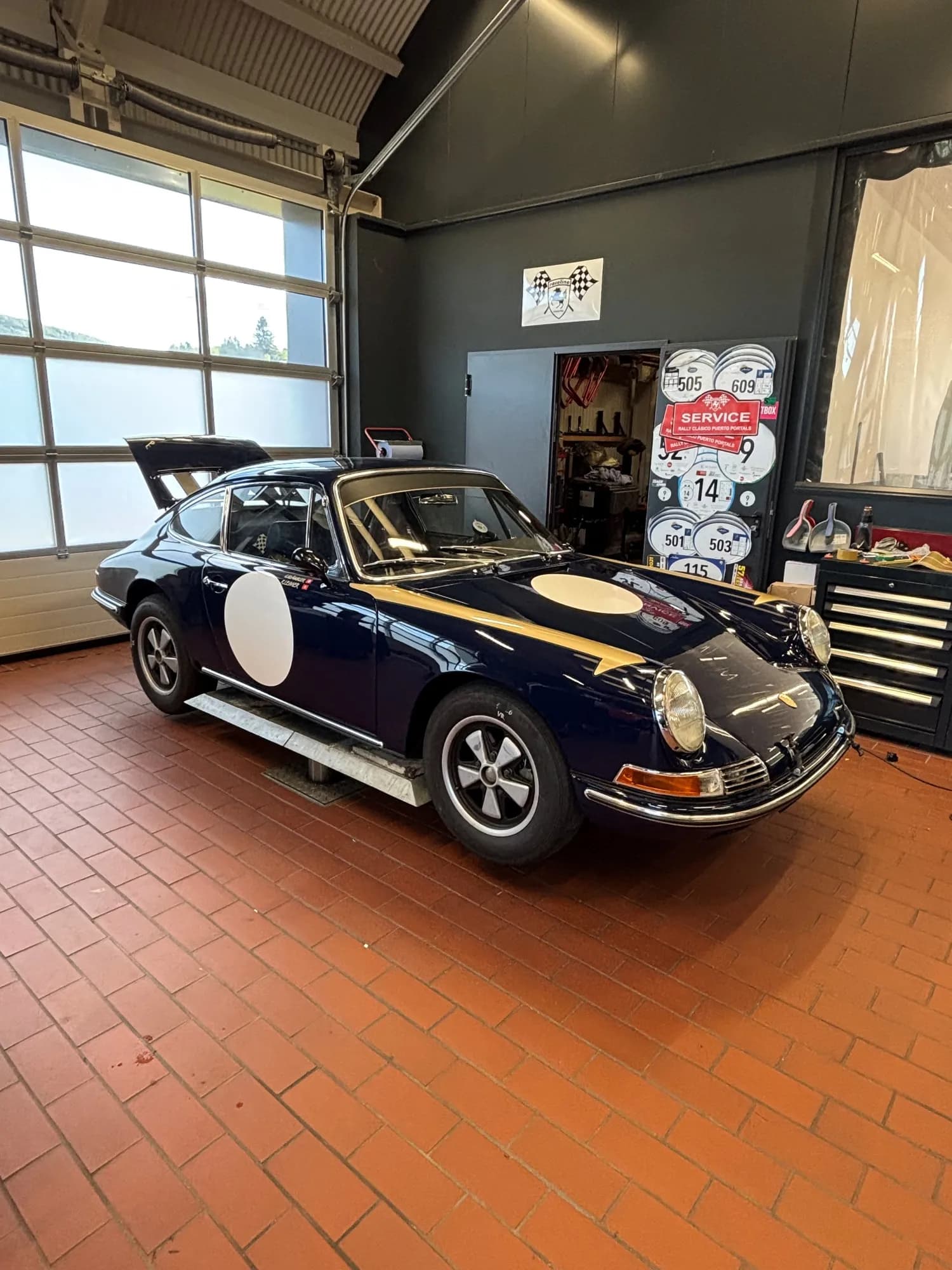 Klassischer Porsche im Rennsport-Design in der Werkstatt von Centurion, Ansicht 3